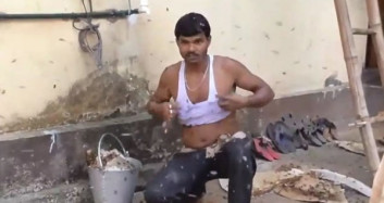 Arılarla Korkusuzca Oynayan Adam