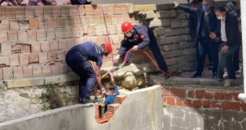 Arnavutköy'de İki Duvar Arasına Düşüp, Sıkıştı