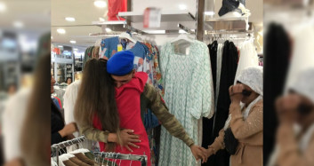 Askerden dönen genç annesine sürpriz yaptı: duygu dolu anlar yaşandı