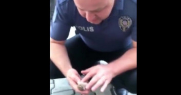 Polis Memurundan Serçeyi 'Hayata Döndüren Dokunuş'