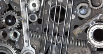 Atık Demirlerden Gitar Yaptı