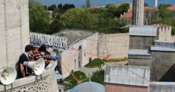 Ayasofya Camii'ne Kadir Gecesi Özel İlk Mahya Asıldı