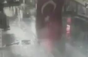 Polislerimizin Bayrak Hassasiyeti Duygulandırdı