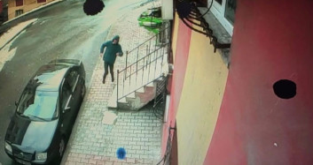 Bacağından Vurulan Adamın Sekerek Kaçtığı Anlar Kamerada