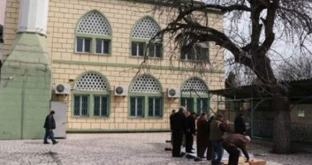 Camiler Kapanıncı Avluda Namaz Kıldılar