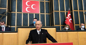 Bahçeli Özlem Gürses'i Tiye Aldı