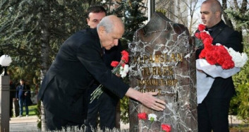 Bahçeli, Alparslan Türkeş'i Mezarı Başında Andı