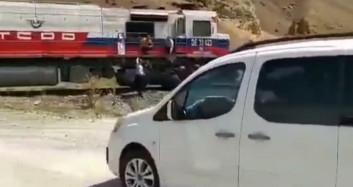 Bahşiş İçin Sıra Dışı Yöntem: Konvoyun Önünü Trenle Kestiler