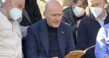 Bakan Soylu annesi Servet Soylu için Yasin Suresi'ni okudu