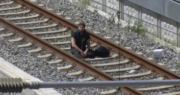 Bakırköy'de Gergin Anlar! Raylara Oturup 'Çantamda Bomba Var' Dedi