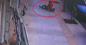 Balkondan Düşen Kadının Altında Kalmaktan Son Anda Kurtuldu