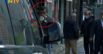 Canlı Yayında Sigara Yasağından Bahseden Spikerin Arkasında Bali Çeken Vatandaş Göründü