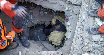 Enkazdan Kurtarılan Hatun Teyze Çıkarılmadan Önce Bakın Ne İstedi