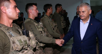 Başbakan Yıldırım'dan Mehmetçiğe Moral Ziyareti