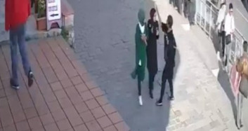 İstanbul Karaköy'de Başörtülü Öğrencilere Saldıran Kadının Başörtülülere Hakaret Ettiği Görüntüler Ortaya Çıktı