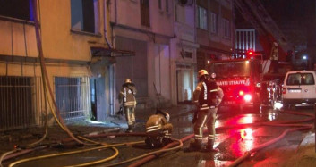 Bayrampaşa’da Bir Binanın Çatısı Alevlere Teslim Oldu