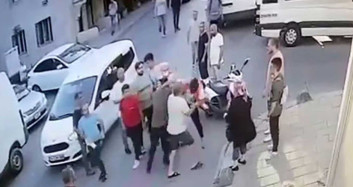 Bayrampaşa'da vatandaşlar gergin! Kaza yapan sürücüler tekme tokat birbirine girdi