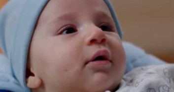 Ceren Bebeğini Kucağına Alır