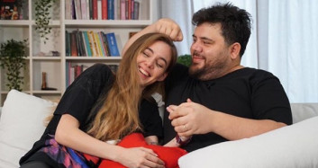 Eser Yenenler ile Berfu Yenenler Tanışma Hikayelerini Anlattı