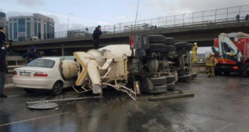 İstanbul Bağcılarda Beton Mikseri Araç Üzerine Devrildi