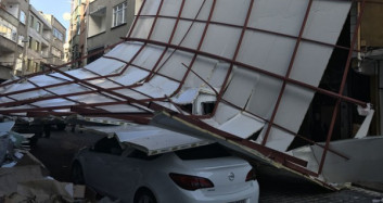 Beyoğlu'nda Lodos İş Hanının Çatısını Uçurdu 