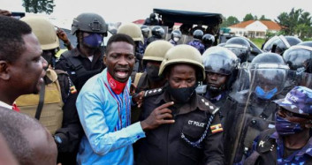 Uganda'da Bobi Wine'ın Gözaltına Alınması Sonrası Kaos Çıktı