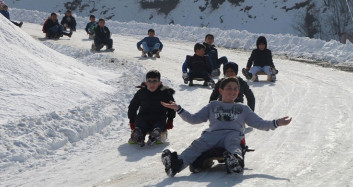Bingöl'de Karın Tadını Çocuklar ve Babaları Çıkardı