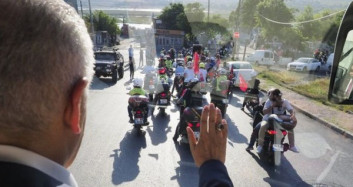 Motosiklet Srücülerinden Binali Yıldırım'a Jest