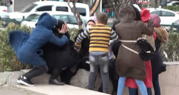 Birbirilerine Tutunarak Ayakta Durabildiler