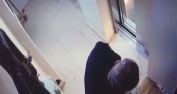 Böyle Komşu Şiddeti Görülmedi: Kapısının Önüne Her Gün Çöp Bırakıp İdrarını Yaptı