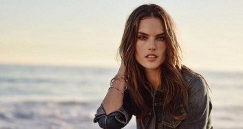Brezilyalı Manken Alessandra Ambrosio Amerika'nın Bağımsızlık Günü İçin Soyundu