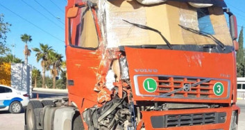 Trafik Ekipleri Şaşkına Döndü! Camsız Tır'la Kilometrelerce Gitti