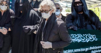 Bülent Ersoy Annesinin Tabutu Başında Dakikalarca Dua Etti