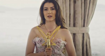 Burcu Özberk En İyi Romantik Komedi Dizisi Kadın Oyuncu Ödülünü Aldı