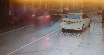 Yaya Geçidinde Çarptı Metrelerce Öteye Fırlattı