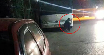 Bursa'da Bekçilerden Kaçtı, Ruhsatsız Silahını Başına Dayadı!