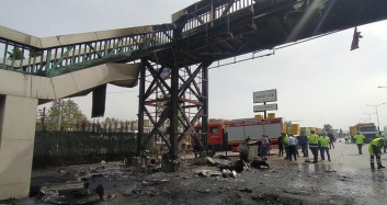 Bursa'da Bir Üst Geçit Alevlere Teslim Oldu