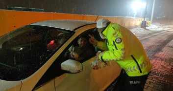 Bursa'da Emniyet Ekipleri Trafikte Kalan Sürücülere Çay ve Simit İkram Etti