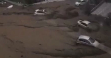 Bursa'da sağanak yağış hayatı olumsuz etkiledi! Caddeler sular altında kaldı