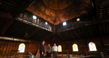 Müslüman Ve Gayrimüslimler Kundaklanan Camii İçin Kenetlendi
