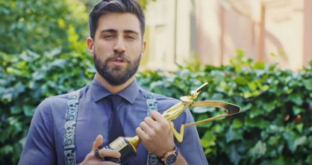 Çağlar Ertuğrul En İyi Romantik Komedi Dizisi Erkek Oyuncu Ödülünü Aldı