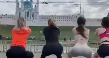 Cami Önünde 'Squat' Yaptılar!