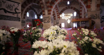 Edirne'deki Eski Cami Çiçeklerle Süslendi