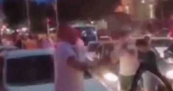 CHP'liler Caminin Önünde Şampanya ile Kutlama Yaptı