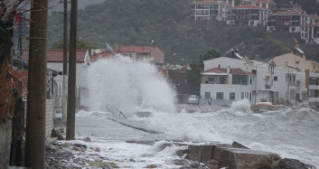 Çanakkale’de Dev Dalgalar Evleri Islattı
