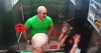 Cani Babanın Evladına Attığı Tokat Aynayı Çatlattı