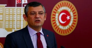 Canlı yayında kaos: Özgür Özel, Deniz Zeyrek’e sert çıktı! “Bir koparsanıza bana kıyamet…”