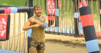 Survivor Cemal Can İletişim Ödülünde Sakatlandı