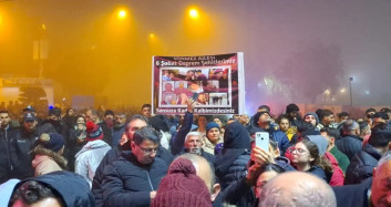 CHP Adayı Lütfü Savaş, Sessiz Yürüyüş’te protesto edildi: “Eli Kanlı Lütfü!”