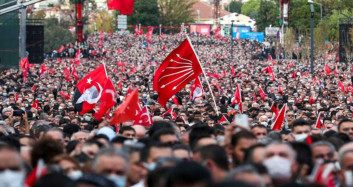 CHP İstanbul il binası önünde tansiyon yükseliyor: Aday kararına protesto devam ediyor!